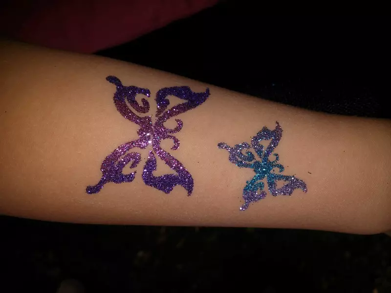 Voeg glittertattoo's toe aan uw schminkfeest Voeg glittertattoo's toe aan uw schminkfeest